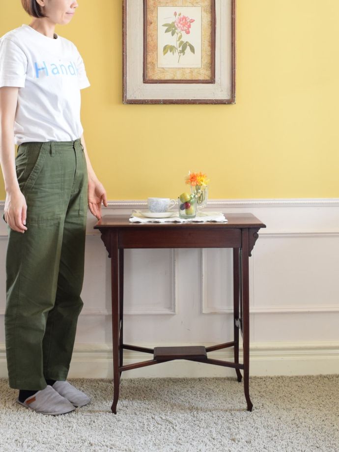 美しいアンティークのテーブル