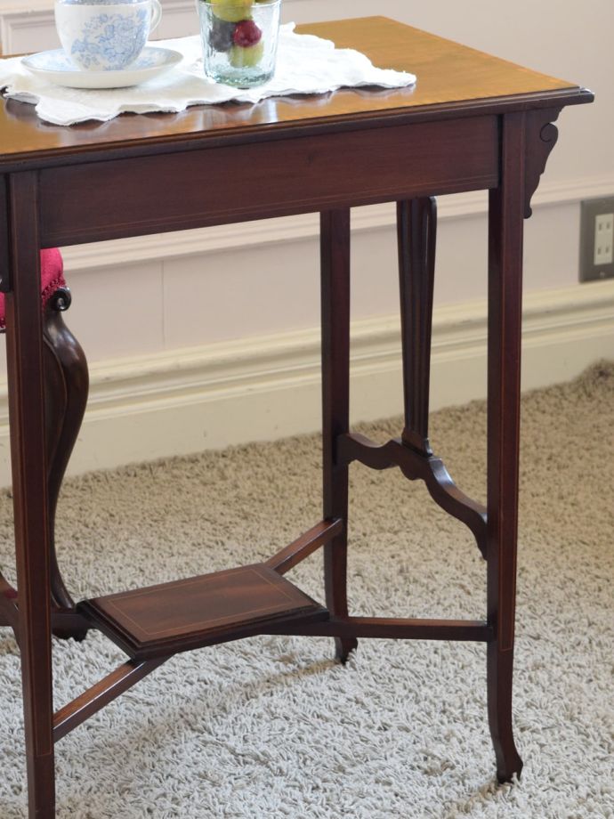 英国のアンティーク家具らしいデザイン