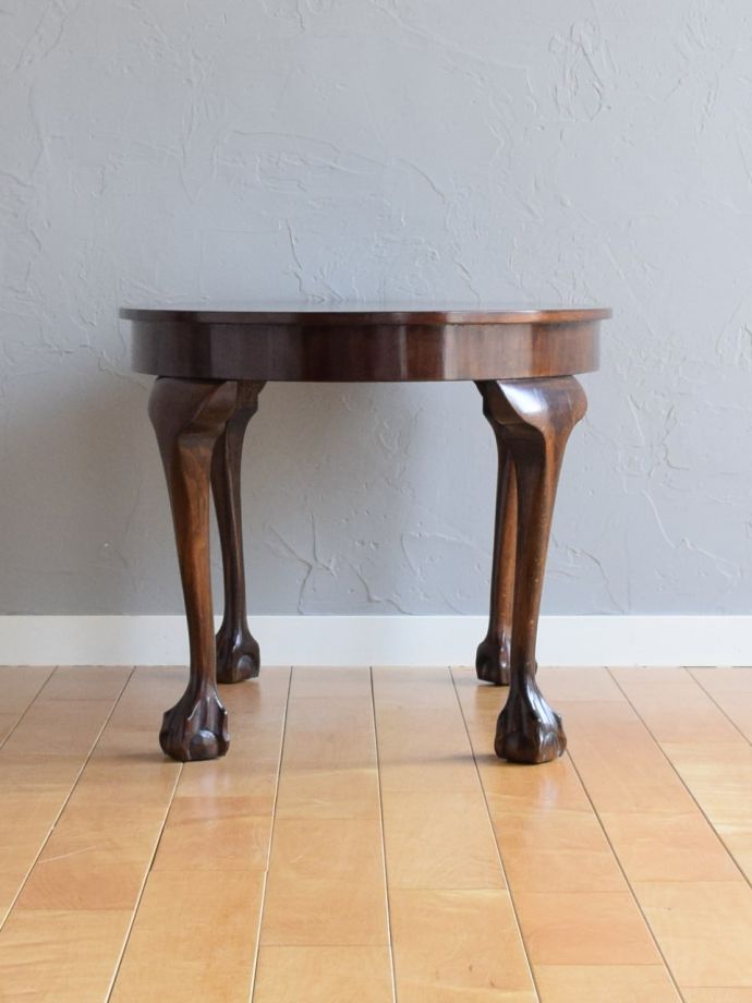 コーヒーテーブルの後ろ姿