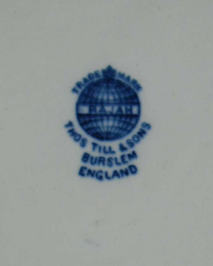 アンティーク 陶磁器の雑貨　アンティーク雑貨　リボンとお花のガーランド模様が描かれたアンティークのフィッシュプレート 。裏側には品質の証製造メーカー保証の意味がこもった窯印、ポーセリンマークがあります。(k-3251-z)