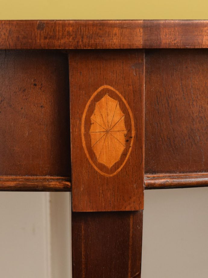 英国アンティーク家具らしい装飾