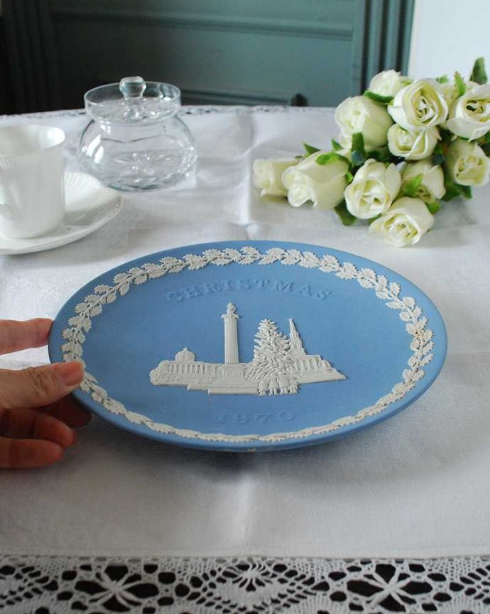 アンティーク 陶磁器の雑貨 アンティーク雑貨 ジャスパーウェアのクリスマスイヤープレート(1970年・Trafalger Square/トラファルガー広場)。宝石のような美しさを追求した焼き物なんとも言えない滑らかな手触りが、ジャスパーウエアの特長。(k-3253-z)