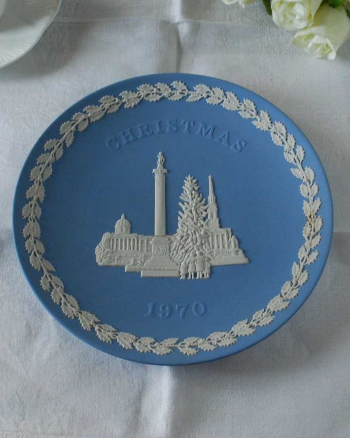 アンティーク 陶磁器の雑貨 アンティーク雑貨 ジャスパーウェアのクリスマスイヤープレート(1970年・Trafalger Square/トラファルガー広場)。上から見るとこんな感じですアンティークのため、多少の欠け・傷がある場合がありますが、使用上問題はありませんので、ご了承下さい。(k-3253-z)