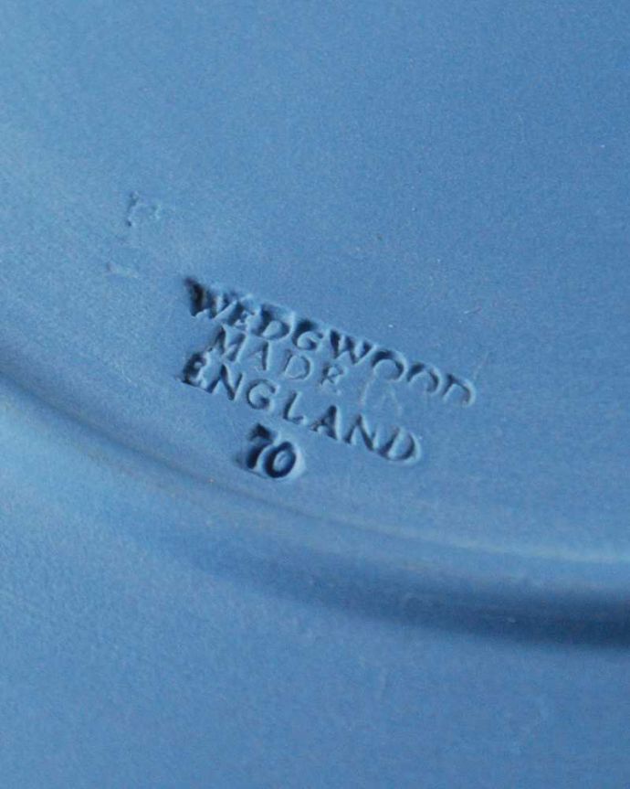 アンティーク 陶磁器の雑貨 アンティーク雑貨 ジャスパーウェアのクリスマスイヤープレート(1970年・Trafalger Square/トラファルガー広場)。裏側には品質の証ひっくり返して見ると、ウェッジウッドのマークを見つけることが出来ます。(k-3253-z)