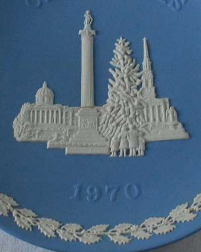 アンティーク 陶磁器の雑貨 アンティーク雑貨 ジャスパーウェアのクリスマスイヤープレート(1970年・Trafalger Square/トラファルガー広場)。クリスマスモチーフになっている模様ぷっくりと浮かび上がる白い模様は、繊細で優雅なデザインです。(k-3253-z)