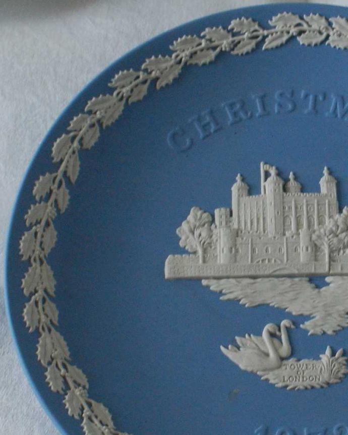 アンティーク 陶磁器の雑貨 アンティーク雑貨 ジャスパーウェアのクリスマスイヤープレート(1973年・TOWER OF LONDON/ロンドン塔)。クリスマスモチーフになっている模様ぷっくりと浮かび上がる白い模様は、繊細で優雅なデザインです。(k-3255-z)