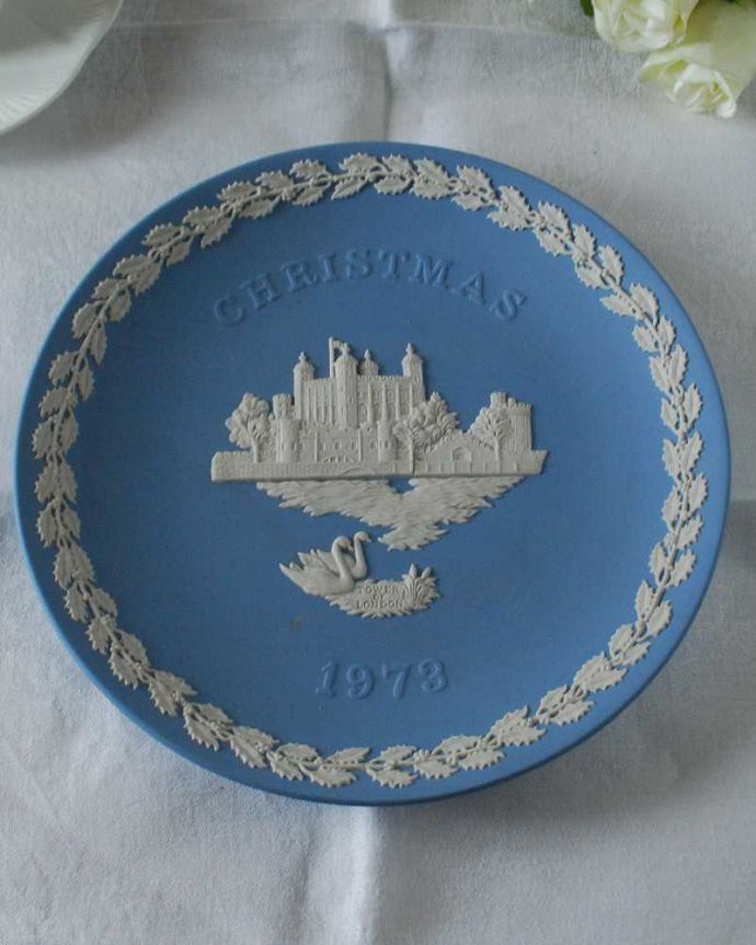 アンティーク 陶磁器の雑貨 アンティーク雑貨 ジャスパーウェアのクリスマスイヤープレート(1973年・TOWER OF LONDON/ロンドン塔)。上から見るとこんな感じですアンティークのため、多少の欠け・傷がある場合がありますが、使用上問題はありませんので、ご了承下さい。(k-3255-z)