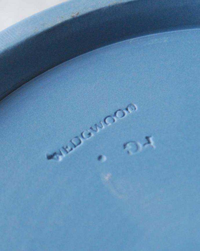 アンティーク 陶磁器の雑貨 アンティーク雑貨 葡萄が美しい、アンティークウェッジウッドのジャスパーウェアのフタ付き小物入れ(ブルー) 。裏側には品質の証ひっくり返して見ると、ウェッジウッドのマークを見つけることが出来ます。(k-3256-z)