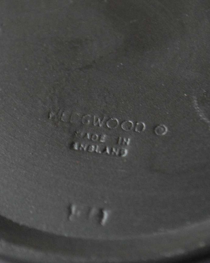 アンティーク 陶磁器の雑貨 アンティーク雑貨 葡萄が美しい、アンティークウェッジウッドのジャスパーウェアのフタ付き小物入れ(ブラック)。裏側には品質の証ひっくり返して見ると、ウェッジウッドのマークを見つけることが出来ます。(k-3258-z)