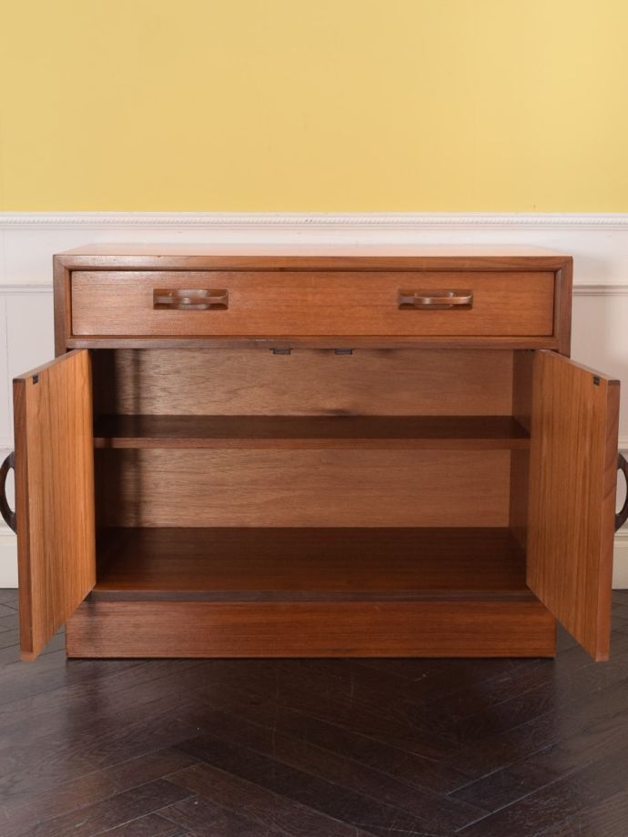 G-PLANサイドボードの扉の中