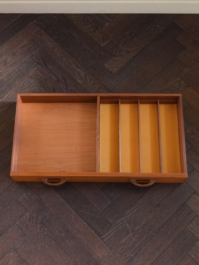 サイドボードの引き出し