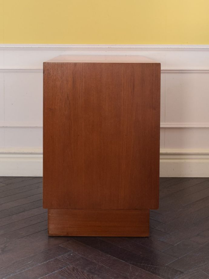 G-planのサイドボードの側面