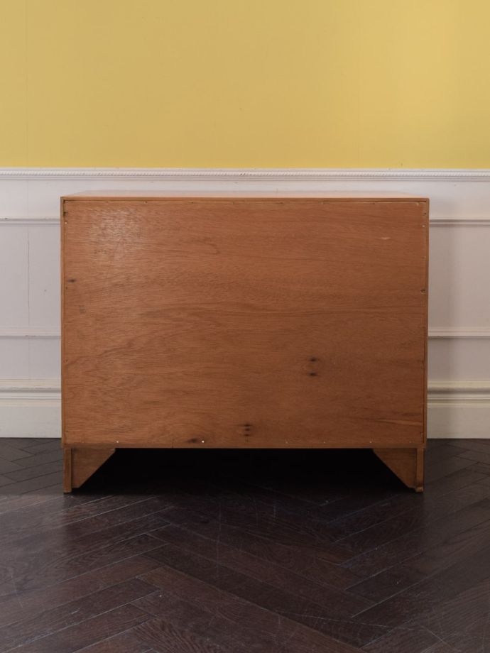 G-PLANのサイドボードの後ろ姿