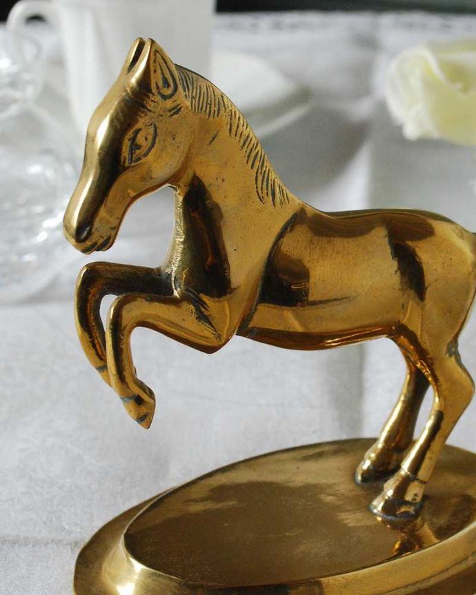 アンティーク 真鍮の雑貨　アンティーク雑貨　イギリスから到着したアンティーク雑貨、真鍮製の馬のオブジェ（ホース）。落ち着いた輝きが大人の雰囲気真鍮製なので、使っていくごとに味わい深い色合いに変化していきます。(k-3261-z)