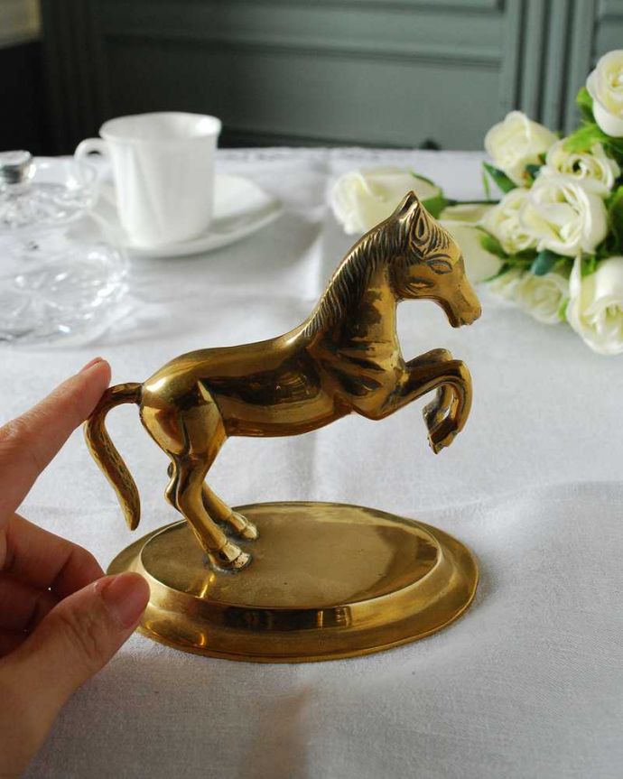 アンティーク 真鍮の雑貨　アンティーク雑貨　イギリスから到着したアンティーク雑貨、真鍮製の馬のオブジェ（ホース）。大きさはこれくらいですコレクションしたくなるくらい、いろんなサイズのものがあります。(k-3261-z)