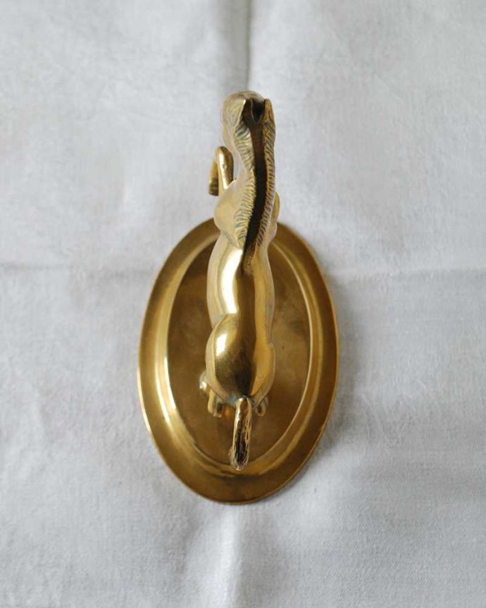 アンティーク 真鍮の雑貨　アンティーク雑貨　イギリスから到着したアンティーク雑貨、真鍮製の馬のオブジェ（ホース）。上から見るとこんな感じですアンティークなので多少のキズ・汚れがある場合がありますが、使用上問題はありませんので、ご了承下さい。(k-3261-z)