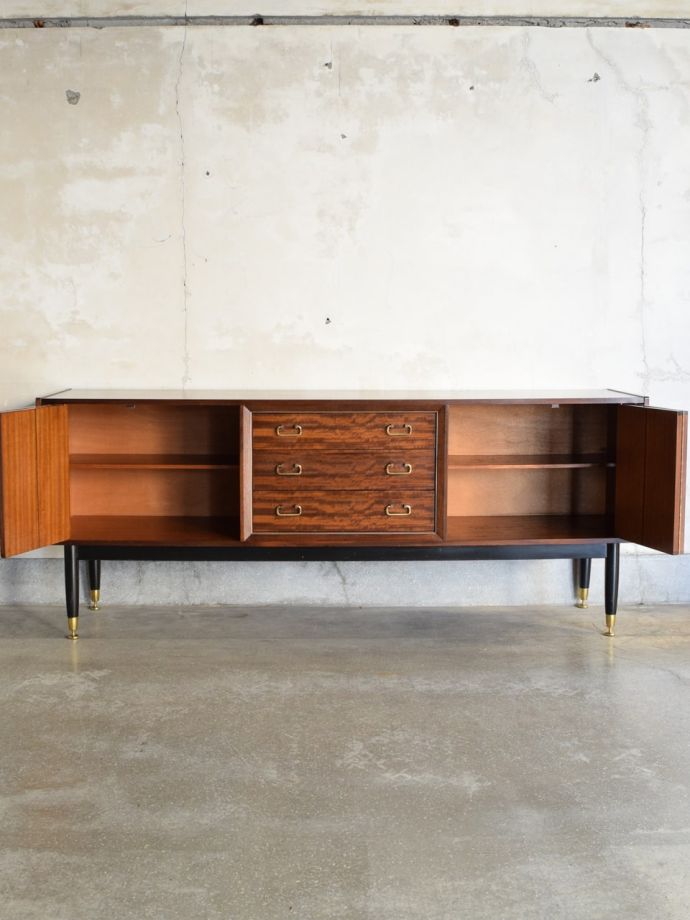 G-PLANサイドボードの扉の中