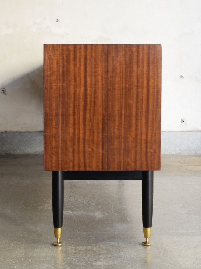 G-planのサイドボードの側面