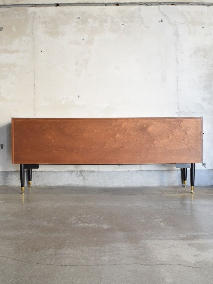 G-PLANのサイドボードの後ろ姿