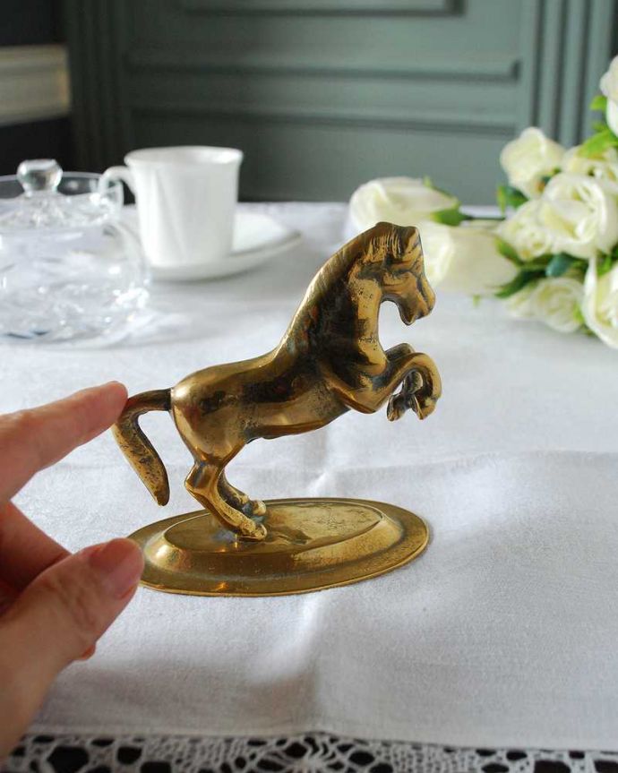 アンティーク 真鍮の雑貨 アンティーク雑貨 イギリスから到着した真鍮製のアンティーク雑貨、馬のオブジェ(ホース)。大きさはこれくらいですコレクションしたくなるくらい、いろんなサイズのものがあります。(k-3262-z)