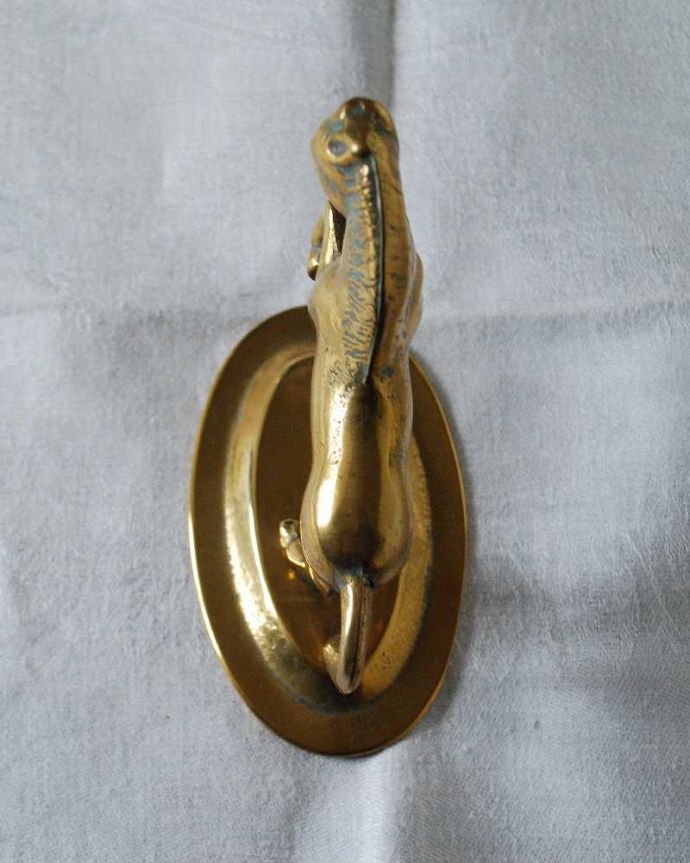 アンティーク 真鍮の雑貨 アンティーク雑貨 イギリスから到着した真鍮製のアンティーク雑貨、馬のオブジェ(ホース)。上から見るとこんな感じですアンティークなので多少のキズ・汚れがある場合がありますが、使用上問題はありませんので、ご了承下さい。(k-3262-z)