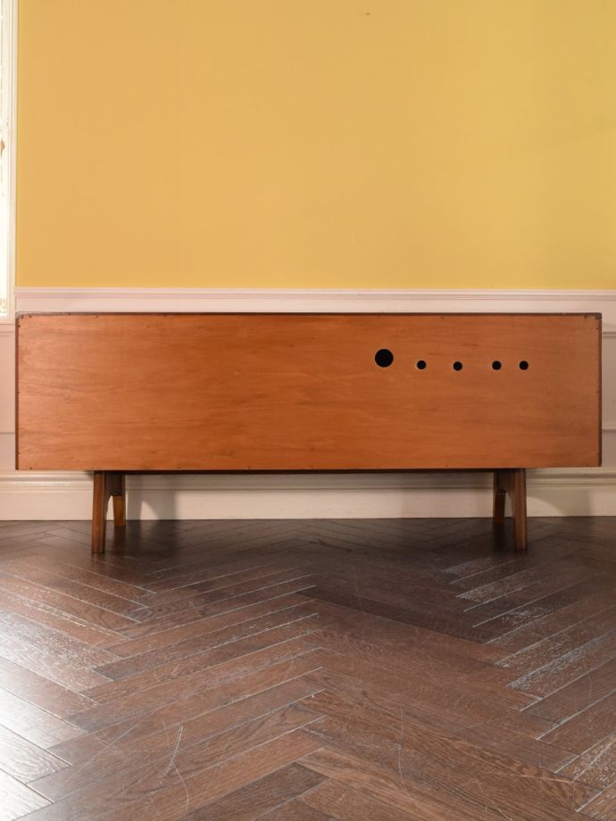 G-PLANのサイドボードの後ろ姿