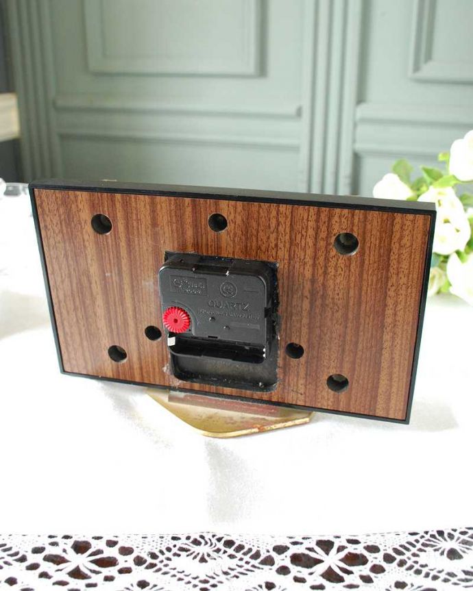 アンティーク 真鍮の雑貨　アンティーク雑貨　イギリスから届いた木製のオシャレなメタメック社のアンティーク置き時計(METAMEC)。裏から見ると･･･クオーツは新しく交換しました。(k-3263-z)
