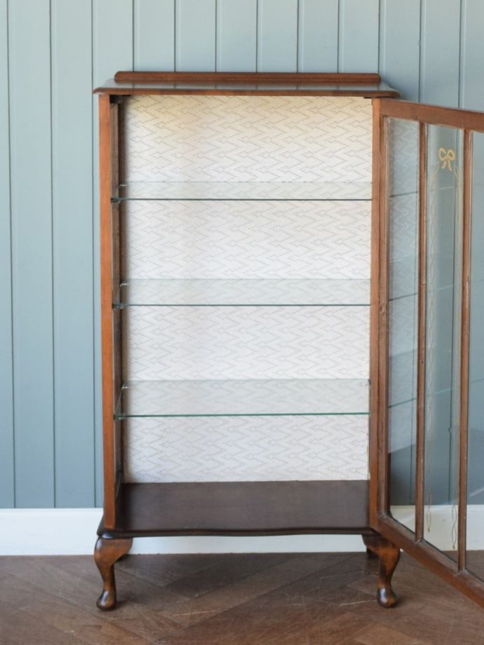 ガラスキャビネットの扉の中