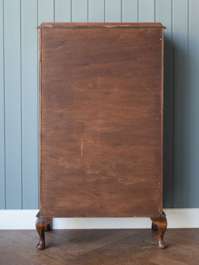 キャビネットの後ろ姿