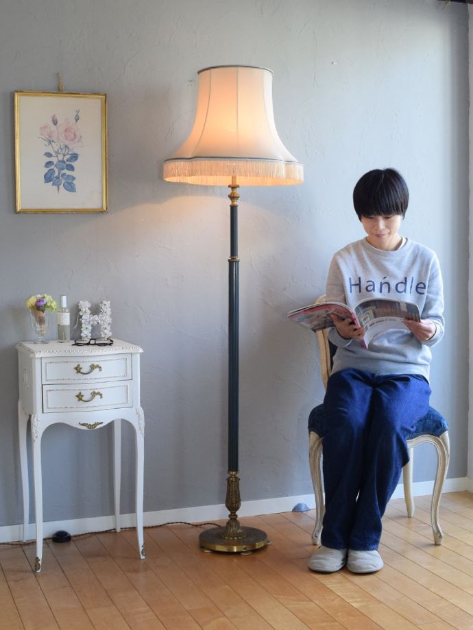 フロアランプの優しい灯り