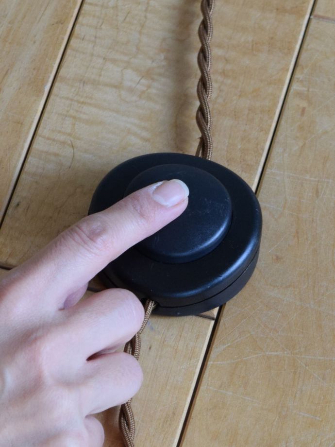 フロアランプのスイッチ