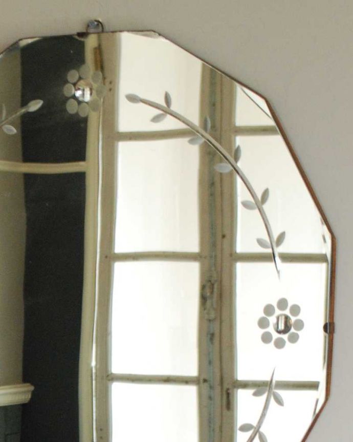 アンティーク ミラー（鏡）　アンティーク雑貨　お花のデザインに癒される、キラキラ輝くアンティークのカッティングミラー。アンティークでしか手に入らないキラキラ感キラッと輝く美しい面取りがデザインになっているアンティークのミラー。(k-3268-z)