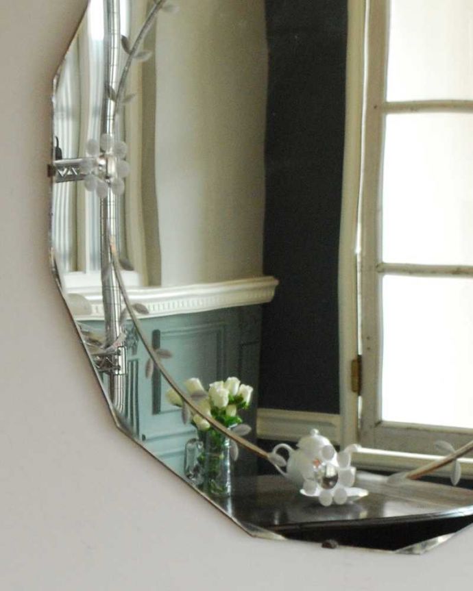 アンティーク ミラー（鏡）　アンティーク雑貨　お花のデザインに癒される、キラキラ輝くアンティークのカッティングミラー。アンティークらしい独特のデザイン華やかなデザインのアンティークのミラーは、覗き込む度に女性だったら誰もがワクワクしちゃう美しいデザインが一番の魅力です。(k-3268-z)