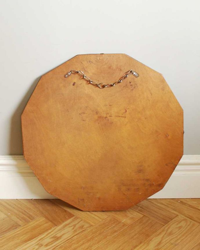 アンティーク ミラー（鏡）　アンティーク雑貨　お花のデザインに癒される、キラキラ輝くアンティークのカッティングミラー。裏側を見てみると…修復の際、金具をしっかり取り付けたので安心してお使い下さい。(k-3268-z)