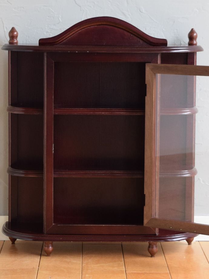 アンティークのキャビネットの扉の中