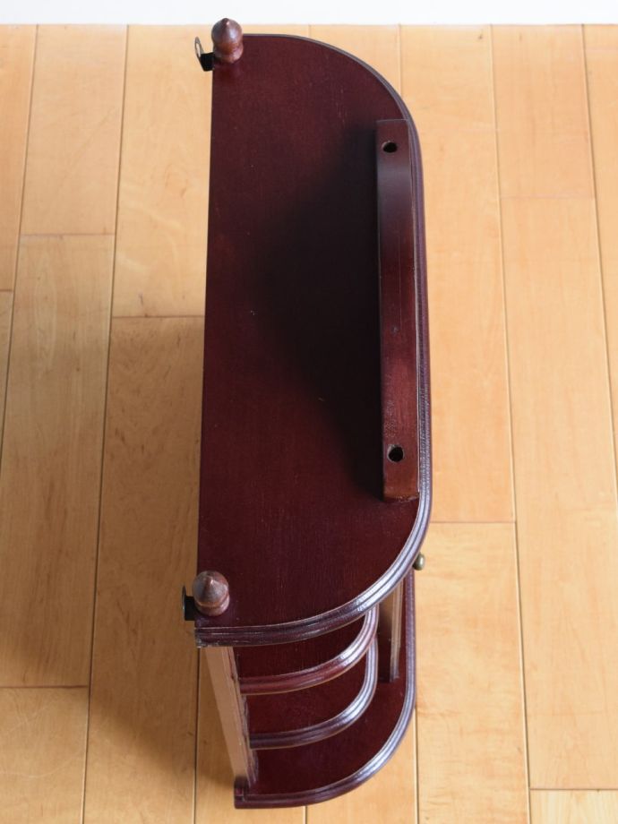 アンティークのキャビネットの天板