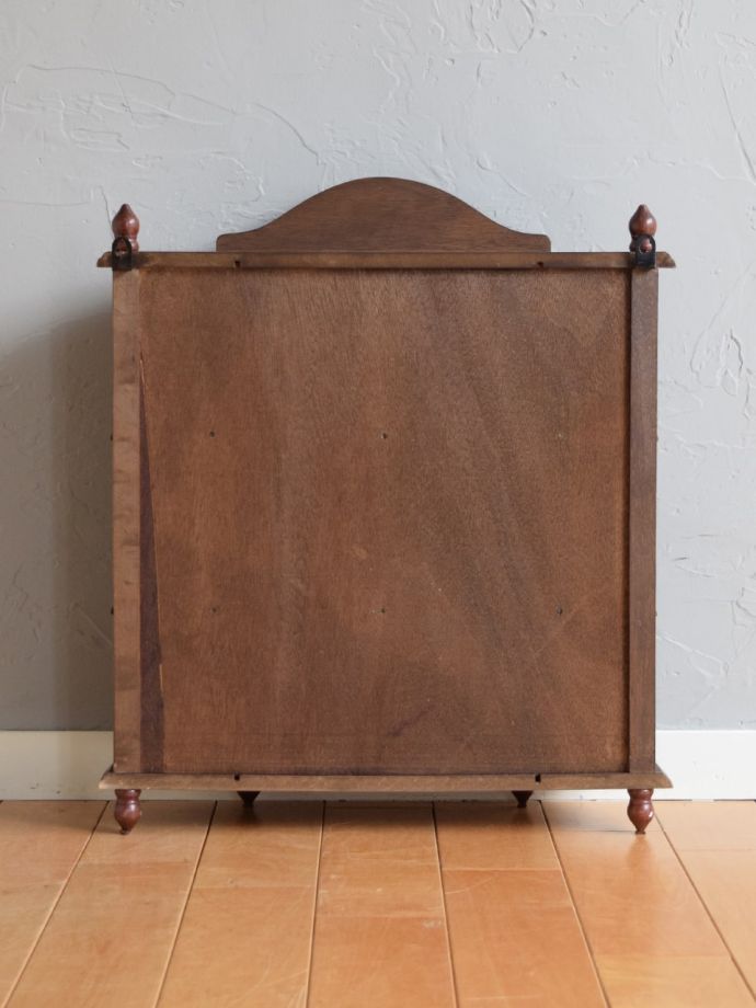 キャビネットの後ろ姿