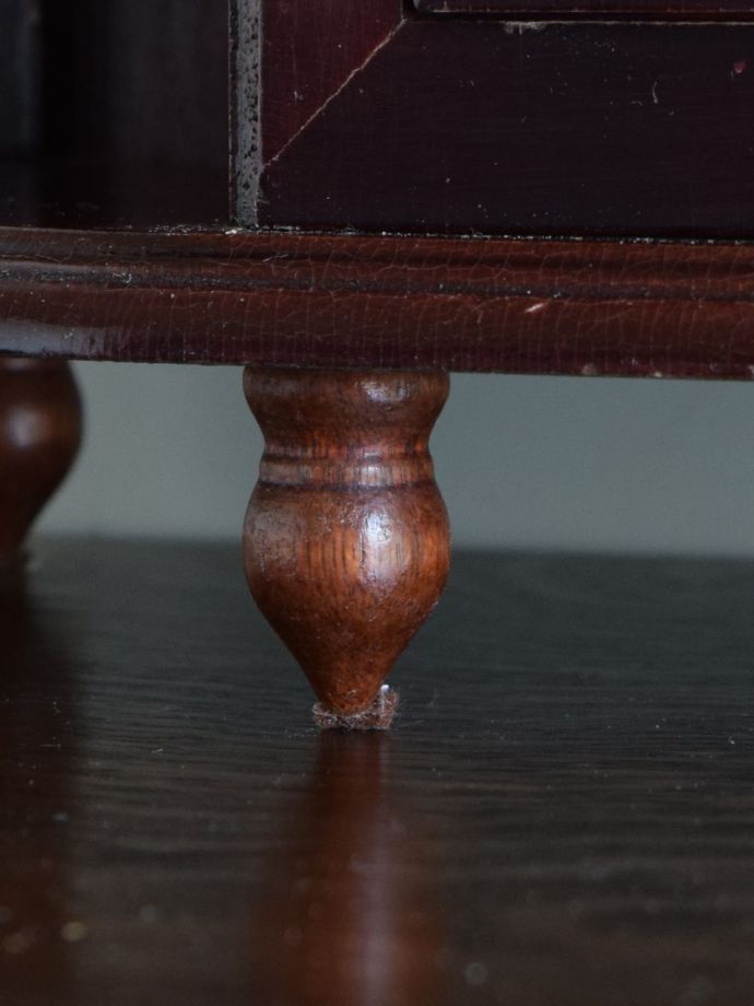 脚付きのウォールキャビネット