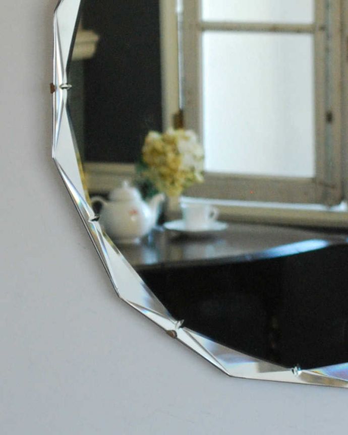 アンティーク ミラー（鏡）　アンティーク雑貨　キラキラ輝くイギリスのアンティークカッティングミラー。アンティークらしい独特のデザイン華やかなデザインのアンティークのミラーは、覗き込む度に女性だったら誰もがワクワクしちゃう美しいデザインが一番の魅力です。(k-3271-z)