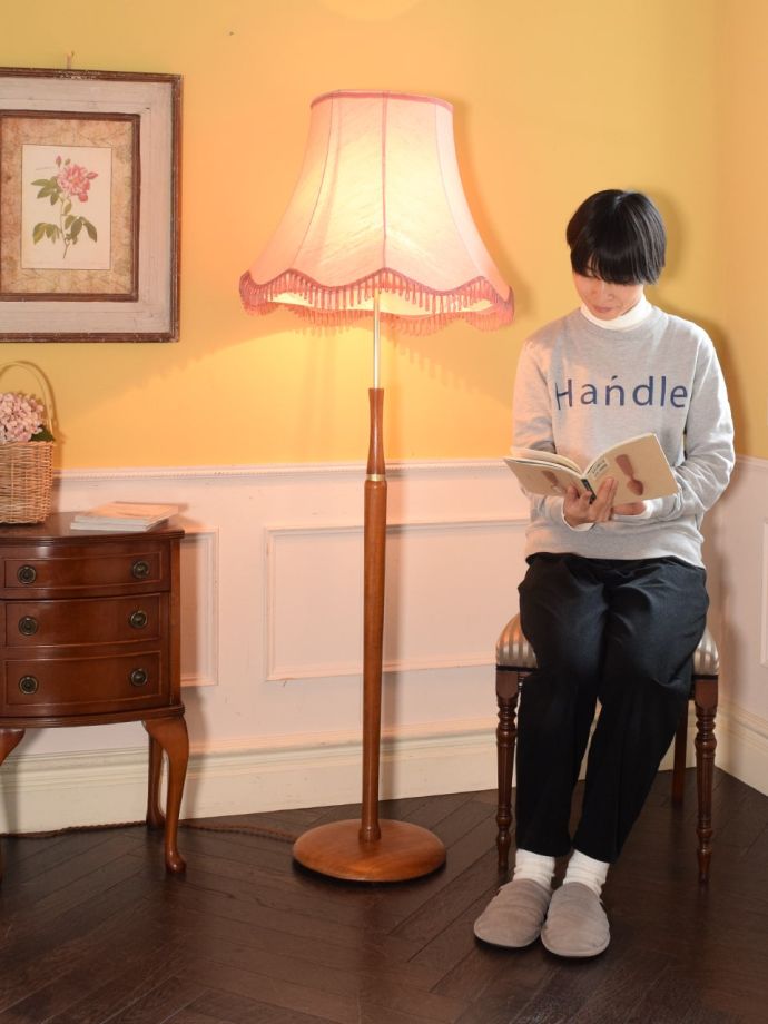 フロアランプの優しい灯り