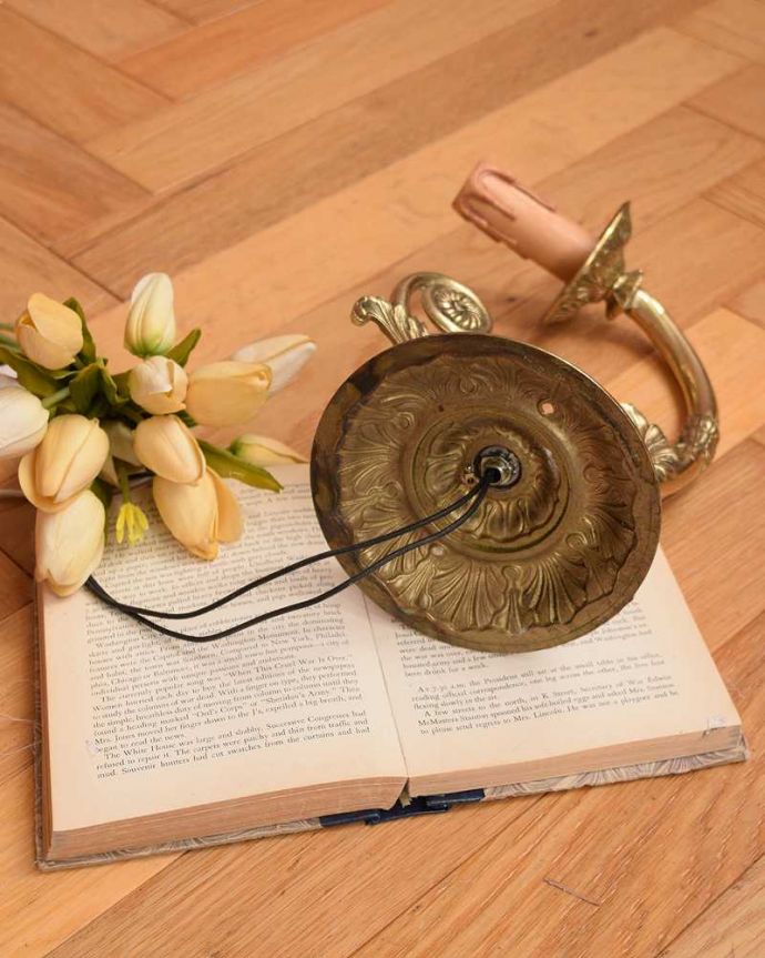 壁付けブラケット　照明・ライティング　真鍮製のアンティークウォールランプ（Ｅ17シャンデリア球付）。。(k-3274-z)