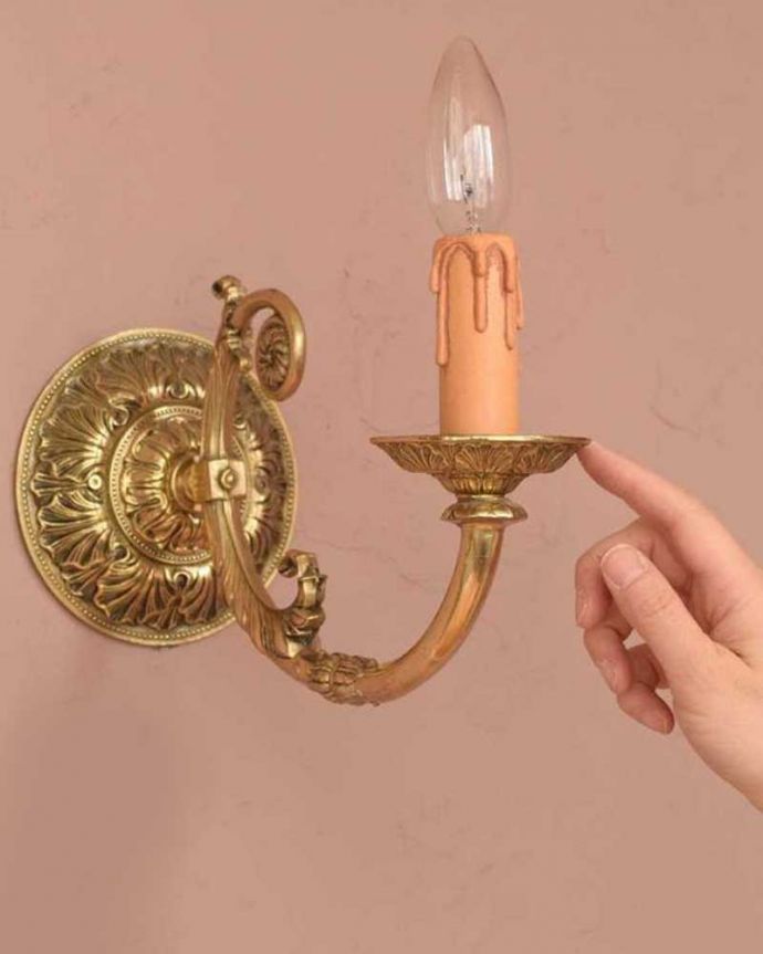 壁付けブラケット　照明・ライティング　真鍮製のアンティークウォールランプ（Ｅ17シャンデリア球付）。。(k-3274-z)