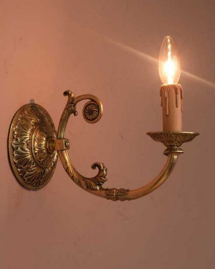 壁付けブラケット　照明・ライティング　真鍮製のアンティークウォールランプ（Ｅ17シャンデリア球付）。。(k-3274-z)