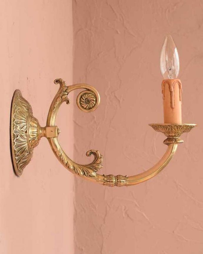 壁付けブラケット　照明・ライティング　真鍮製のアンティークウォールランプ（Ｅ17シャンデリア球付）。。(k-3274-z)