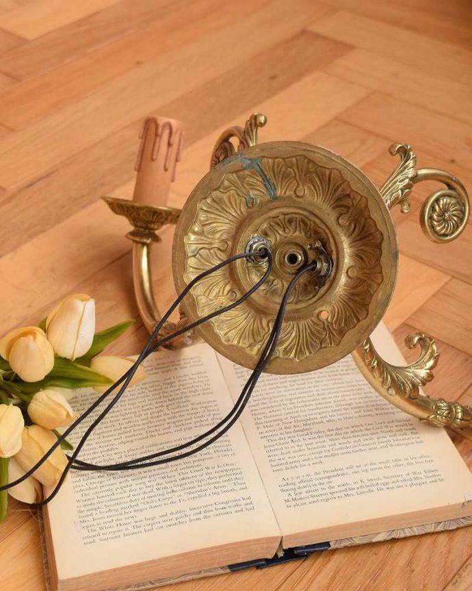 壁付けブラケット　照明・ライティング　キラッと輝く美しさでお部屋を彩るアンティークのウォールランプ（E17シャンデリア球付）。。(k-3275-z)