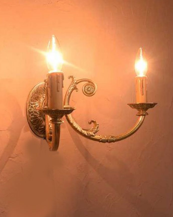 壁付けブラケット　照明・ライティング　キラッと輝く美しさでお部屋を彩るアンティークのウォールランプ（E17シャンデリア球付）。。(k-3275-z)