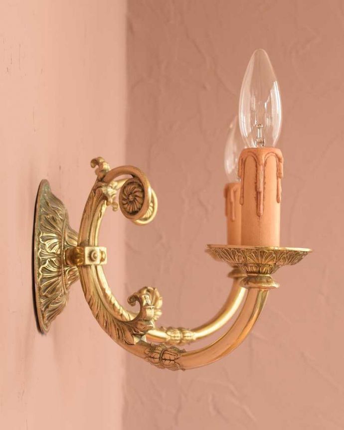 壁付けブラケット　照明・ライティング　キラッと輝く美しさでお部屋を彩るアンティークのウォールランプ（E17シャンデリア球付）。。(k-3275-z)