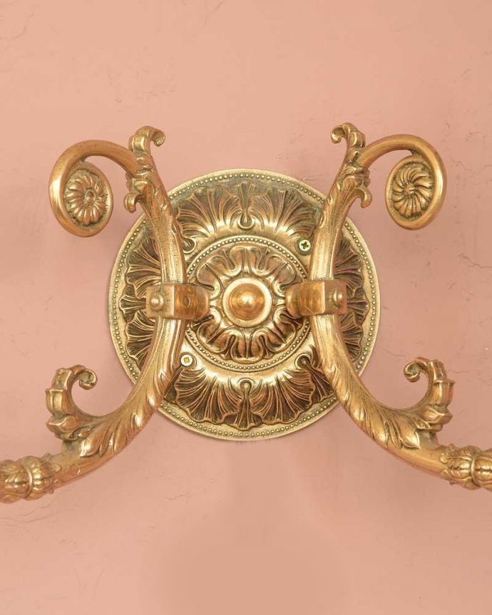 壁付けブラケット　照明・ライティング　キラッと輝く美しさでお部屋を彩るアンティークのウォールランプ（E17シャンデリア球付）。。(k-3275-z)