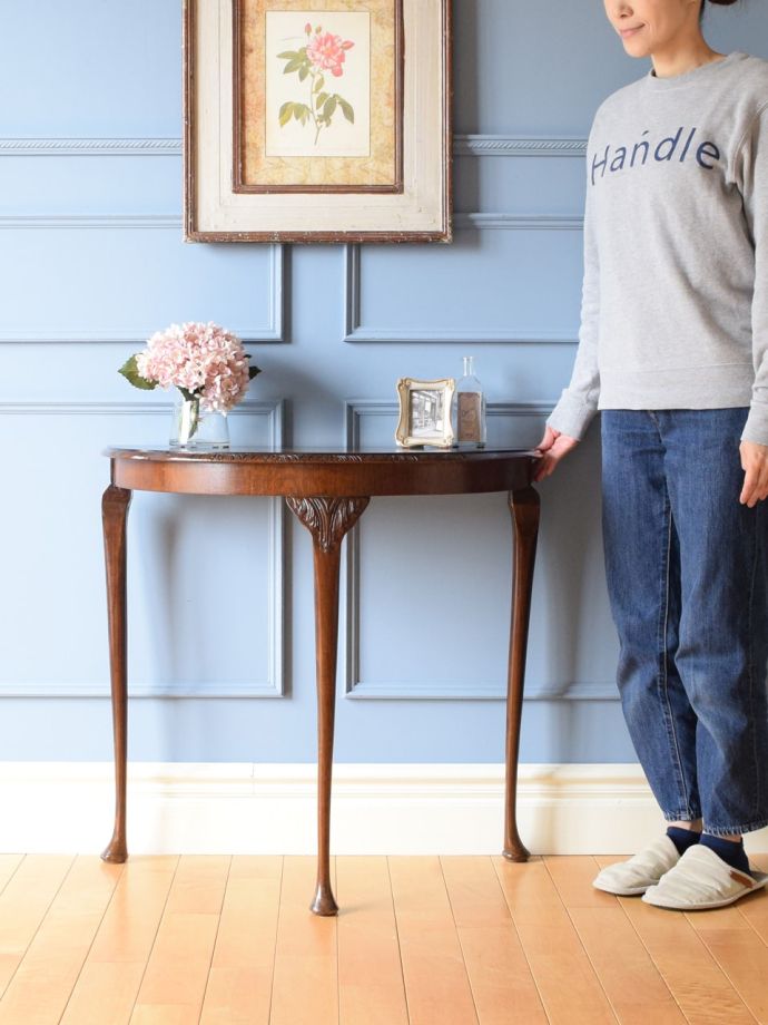 アンティークのコンソールテーブル