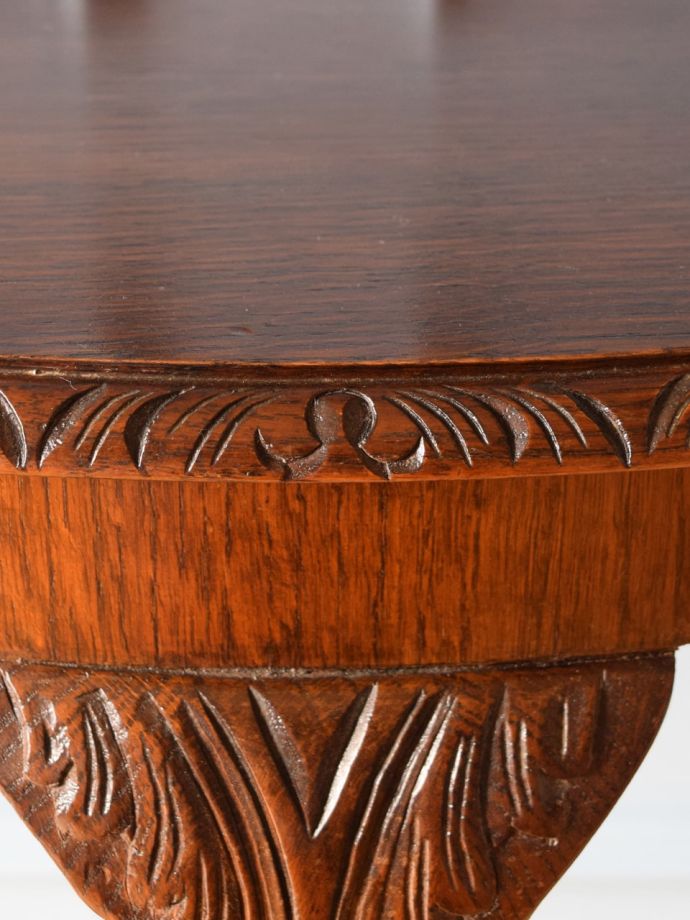 英国アンティーク家具らしい彫